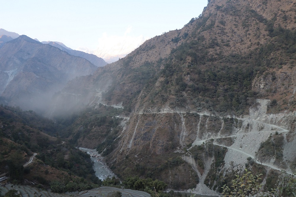 जलविद्युत् आयोजनाका कच्ची सडकले हरियाली वनपाखा र हराभरा बगैँचा धुलाम्मे, मानिसको स्वास्थ्यमा असर