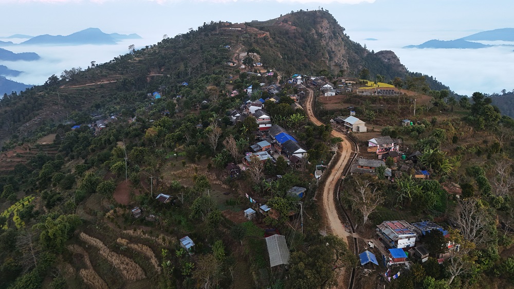 विकासले गति लिँदा पर्यटकीय सौन्दर्यताले भरिपूर्ण तनहुँको दुबुङ गाउँ फेरियो 