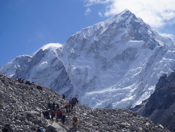 ‘हेलिकप्टरमा चुचुरो पुग्नु आरोहण होइन’ भन्नेमा सांसदहरू एकमत