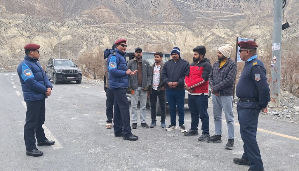 mustang-polic-tourist