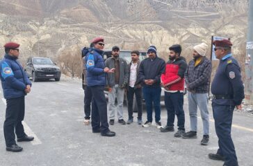 mustang-polic-tourist