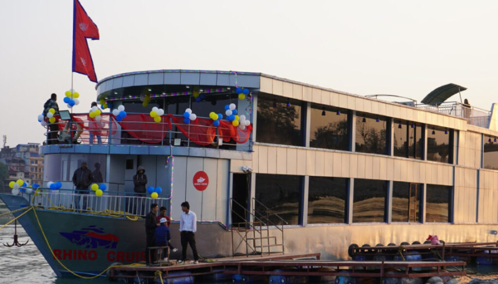 rhino_cruise_chitwan