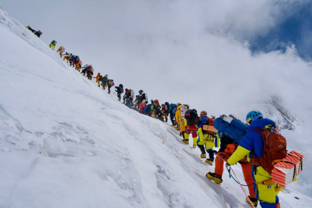 सगरमाथा चुचुरोमा पुगे  १ हजारभन्दा बढी आरोही